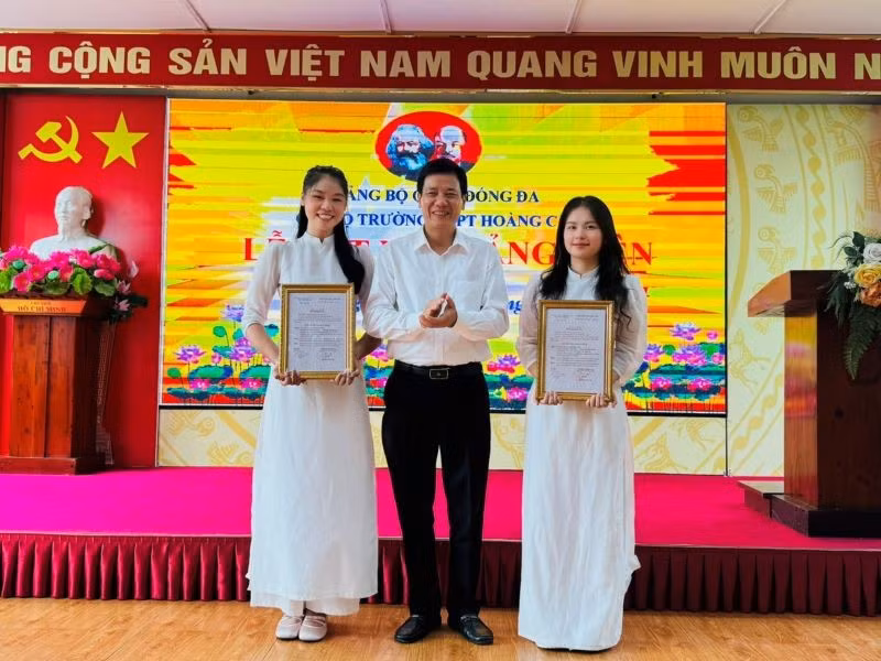 6-12-trao-quyet-dinh-ket-nap-dang-vien-cho-2-hoc-sinh-uu-tu-truong-thpt-hoang-cau-3608.jpg