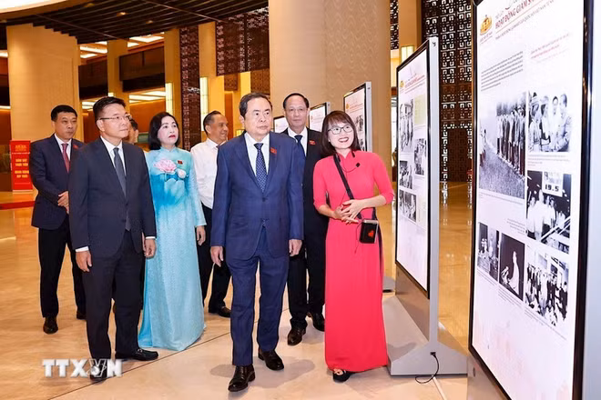 NA Chairman Tran Thanh Man and delegates tour a photo exhibition on parliamentary oversight activities. (Photo: VNA)