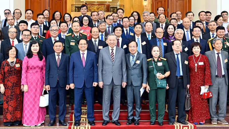 General Secretary To Lam, Prime Minister Pham Minh Chinh and other Party and State leaders with intellectuals, scientists, and artists.
