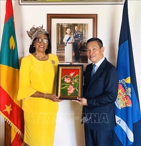 The Vietnamese Ambassador to Venezuela concurrently accredited to Grenada, Vu Trung My, presents a souvenir to the Governor-General of Grenada, Dame Cecile La Grenade. (Photo courtesy of Vietnamese Embassy in Venezuela)