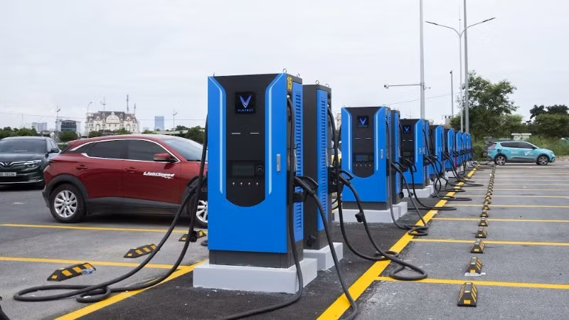 V-Green’s electric vehicle charging station was recently inaugurated at the Minh Khai parking lot, Cau Dien Street, Ha Noi. (Photo: NGUYEN NGHIA)