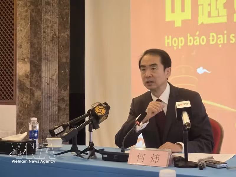 Chinese Ambassador to Viet Nam He Wei speaks at the press briefing in Ha Noi on April 21 (Photo: VNA)