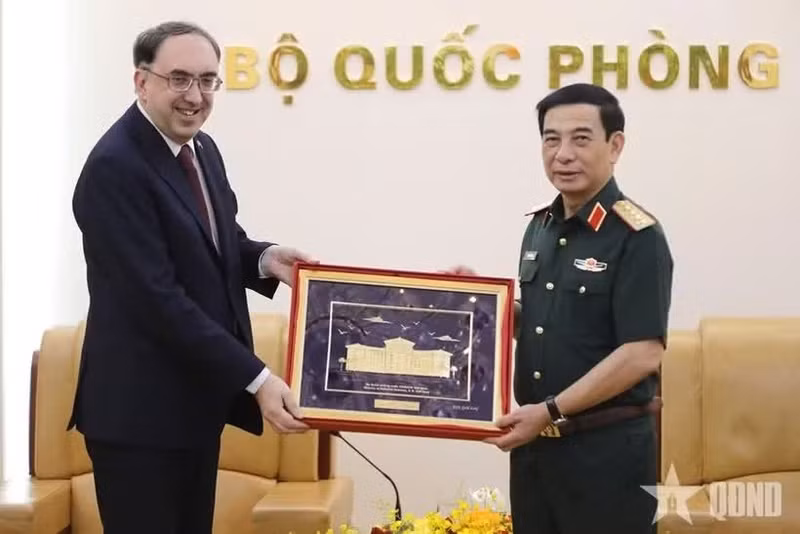Minister of National Defence Gen. Phan Van Giang (R) presents a souvenir to Armenian Ambassador to Viet Nam Suren Baghdasaryan (Photo: qdnd.vn)