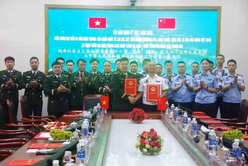 At the signing of the minutes of the talks (Photo: VNA)