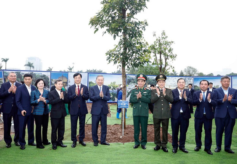 Party General Secretary To Lam (sixth from left) and officials at the launch of the tree planting festival in Hanoi on February 22 (Photo: VNA)