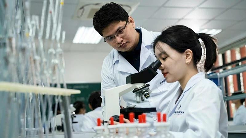 Scientific research activities with modern equipment at Phenikaa University. (Photo: Kim Bach/Nhan Dan Newspaper)