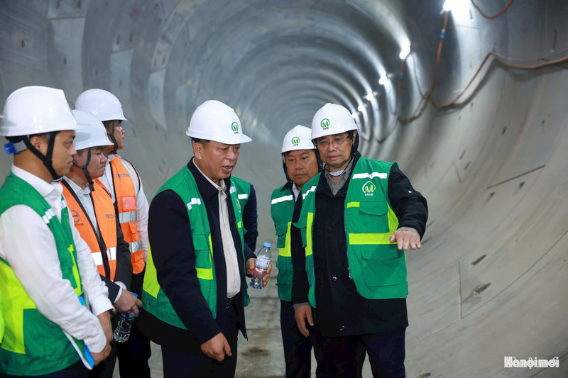 PM Pham Minh Chinh inspects the underground section at the S11 Van Mieu station of the Nhon – Hanoi Station railway line on February 22. (Photo: hanoimoi.vn)