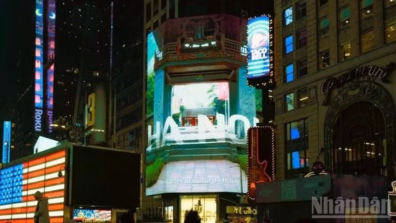 Images of the country of Viet Nam once again appear on the Thomson Reuters screen at Times Square, New York (United States).