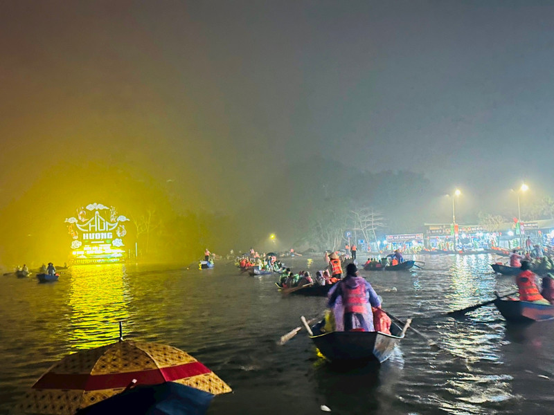 Tens of thousands of boats serve tourists. (Photo: hanoimoi.vn)