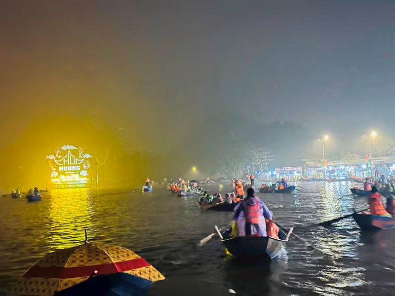 Tens of thousands of boats serve tourists. (Photo: hanoimoi.vn)