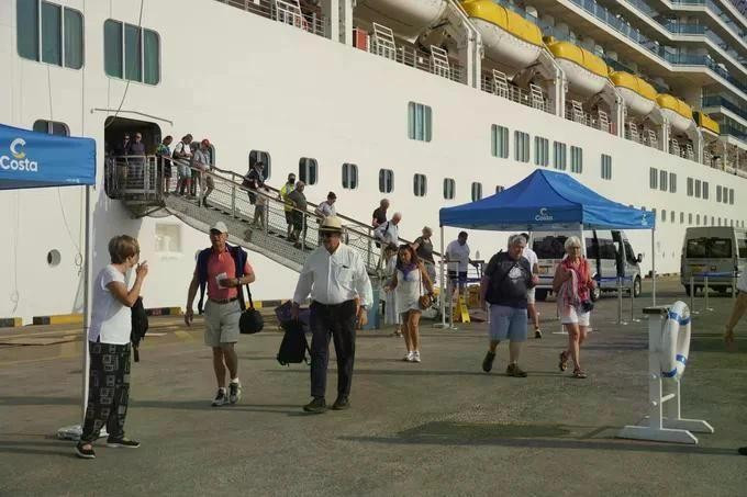 Tourists begin sightseeing tours to historical sites and attractions in Ho Chi Minh City (Photo: SGGP.org.vn)