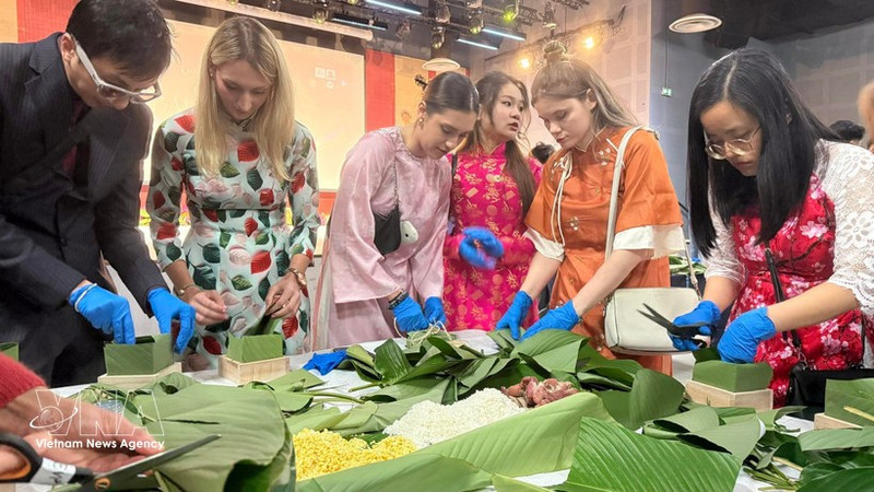 French youths join a “Banh Chung wrapping day” organised by the Vietnamese Students’ Association in Paris as part of the Spring Fair for the Lunar New Year 2026. (Photo: VNA)