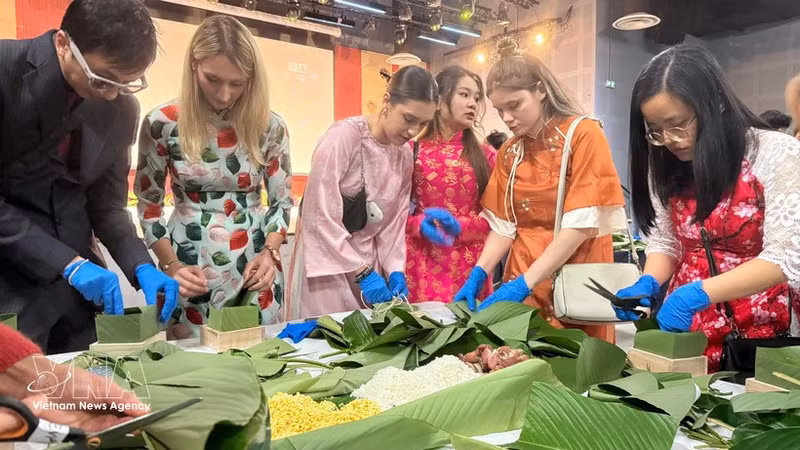 French youths join a “Banh Chung wrapping day” organised by the Vietnamese Students’ Association in Paris as part of the Spring Fair for the Lunar New Year 2026. (Photo: VNA)