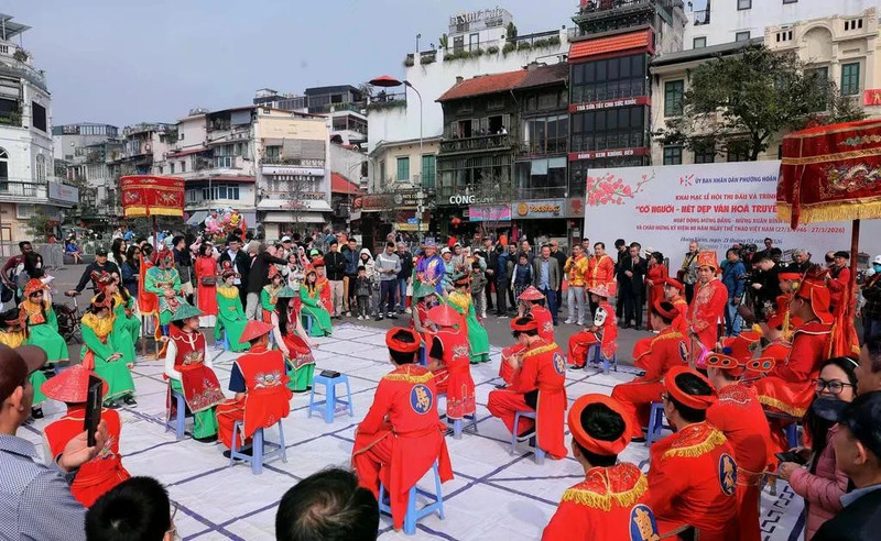 In human chess, each piece is represented by a person in corresponding costume, moving across a giant board under the direction of two players. (Photo: VNA)