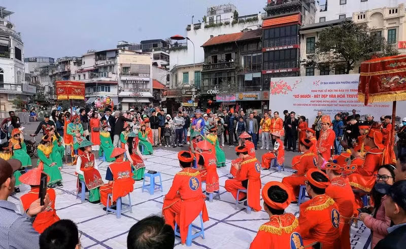 In human chess, each piece is represented by a person in corresponding costume, moving across a giant board under the direction of two players. (Photo: VNA)