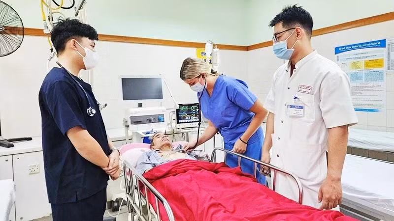An emergency duty shift of foreign medical students at a medical facility in Viet Nam.