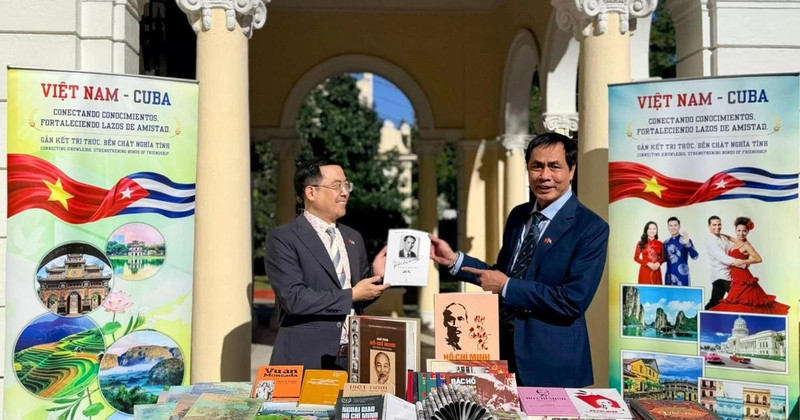 The Vietnamese delegation introduces the work “Letter to America” by President Ho Chi Minh to Cuban friends.