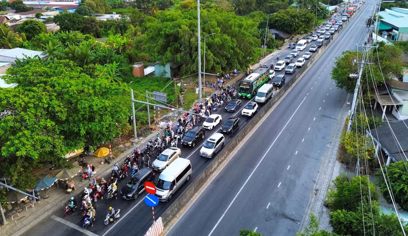 Prevent prolonged traffic congestion at the gateways to Ha Noi and Ho Chi Minh (Source: thuongtruong.com.vn)