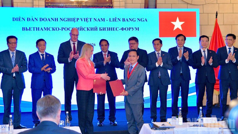 Prime Minister Pham Minh Chinh witnesses the exchange of cooperation documents between Vietnamese and Russian businesses at the Viet Nam – Russian Federation Business Forum in Moscow on March 24. (Photo: NDO)