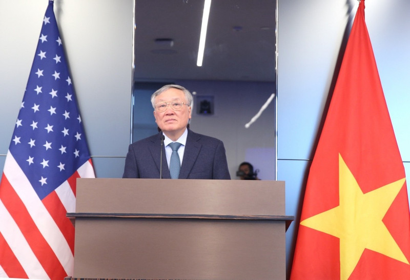 Standing Deputy Prime Minister Nguyen Hoa Binh speaks at the forum promoting investment in the Viet Nam International Financial Centre (VIFC), held in New York on March 23. (Photo: VOV.VN)