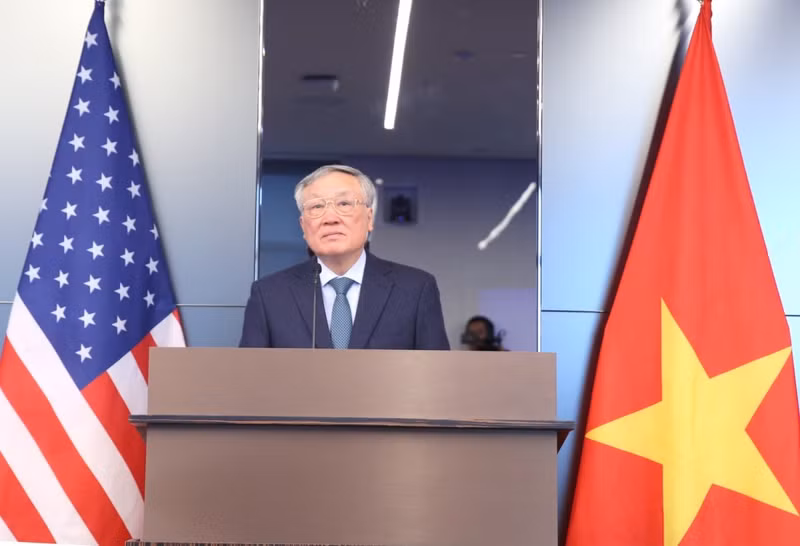 Standing Deputy Prime Minister Nguyen Hoa Binh speaks at the forum promoting investment in the Viet Nam International Financial Centre (VIFC), held in New York on March 23. (Photo: VOV.VN)