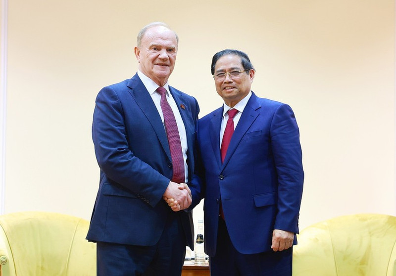 Prime Minister Pham Minh Chinh (right) and Gennady Zyuganov, Chairman of the Central Committee of the Communist Party of the Russian Federation (Photo: VNA)