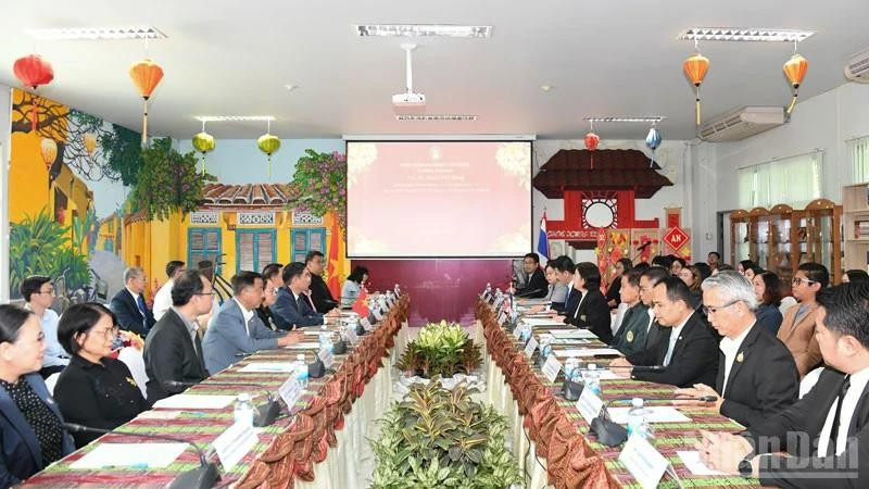 The working session between the Embassy of Viet Nam in Thailand and Udon Thani Rajabhat University. (Photo: MINH THANG)