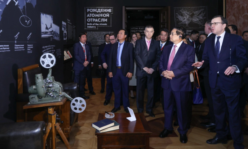 PM Pham Minh Chinh tours the display of Russia’s nuclear energy achievements. (Photo: VNA)