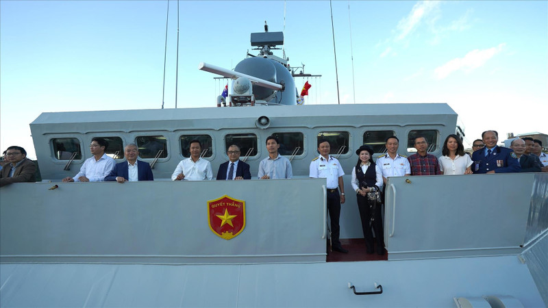 Leaders and staff of Viet Nam’s representative agencies, along with members of the Vietnamese community in Australia, visit Ship 016–Quang Trung. (Photo: VNA)