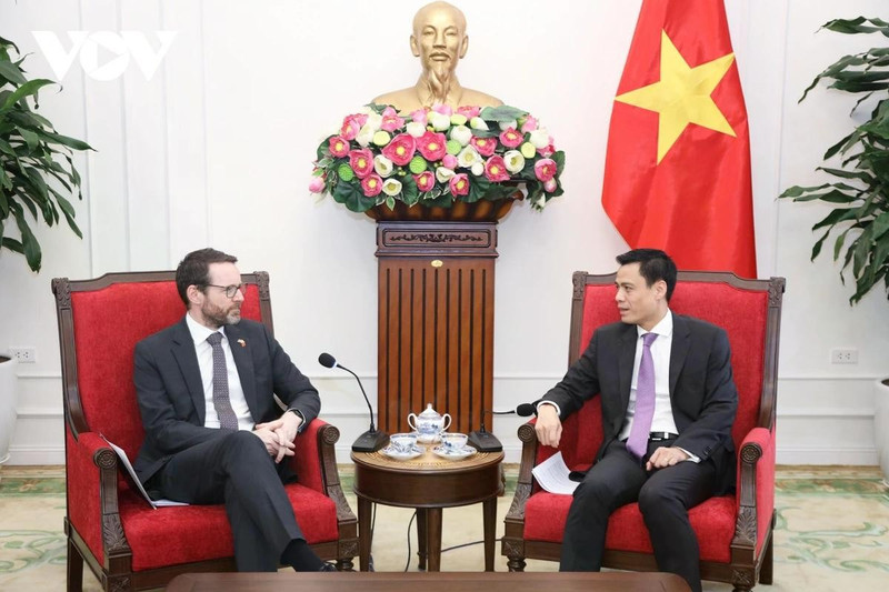Deputy Minister of Foreign Affairs Dang Hoang Giang (R) meets with British Ambassador to Viet Nam Iain Frew in Ha Noi on March 24. (Photo: VNA)