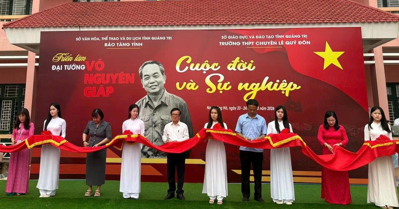 The organising committee cut the ribbon to open the exhibition “General Vo Nguyen Giap – Life and Career”.