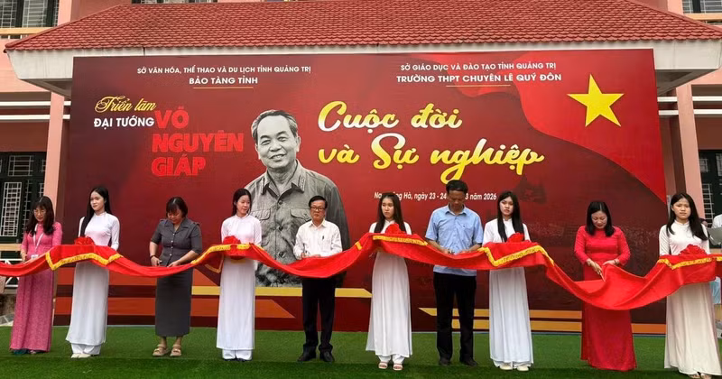 The organising committee cut the ribbon to open the exhibition “General Vo Nguyen Giap – Life and Career”.