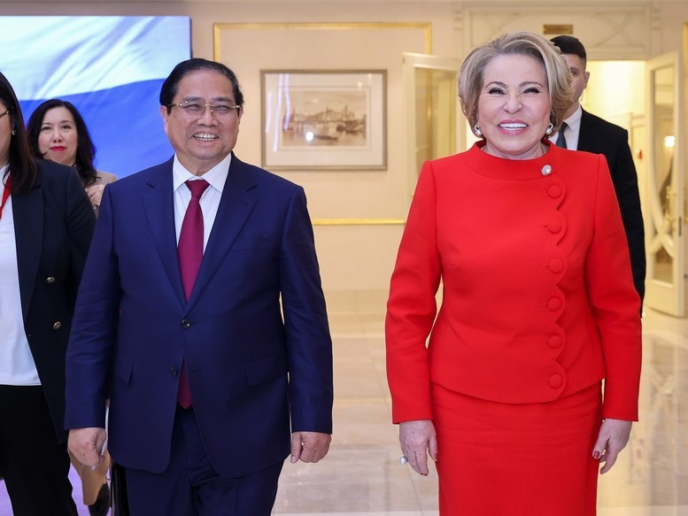 Vietnamese Prime Minister Pham Minh Chinh (L) meets with Chairwoman of the Federation Council of the Russian Federal Assembly Valentina Matviyenko. (Photo: VNA)