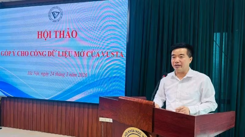 Nguyen Quyet Chien, Secretary-General of the Viet Nam Union of Science and Technology Associations, speaks at the workshop. (Photo: BICH LIEN)