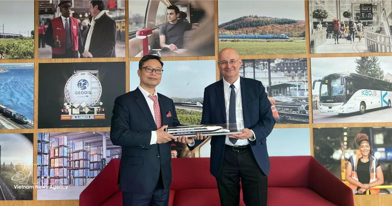 Vietnamese Ambassador to France Trinh Duc Hai (L) meets with Diego Diaz, President of SNCF International under the French National Railway Company (Photo: VNA)
