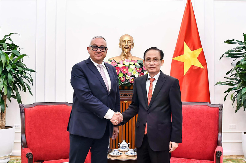 Minister of Foreign Affairs Le Hoai Trung (right) meets with European Commissioner for International Partnerships Jozef Sikela in Hanoi on March 24 (Photo: baoquocte.vn)