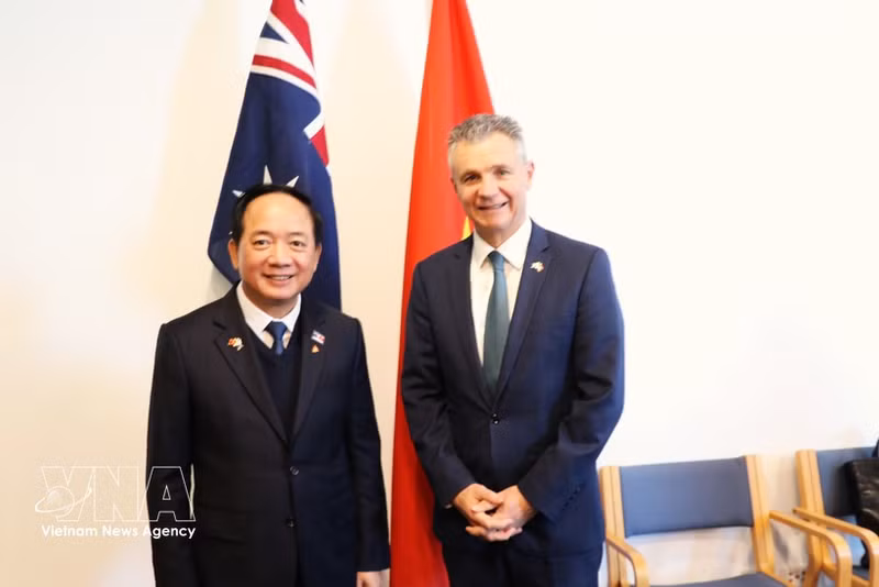 Trinh Van Quyet (left), member of the Political Bureau of the Communist Party of Viet Nam (CPV) Central Committee, Secretary of the CPV Central Committee and Chairman of its Commission for Publicity, and Australian Assistant Minister for Foreign Affairs and Trade Matt Thistlethwaite at their meeting in Canberra on August 11, 2026 (Photo: VNA)