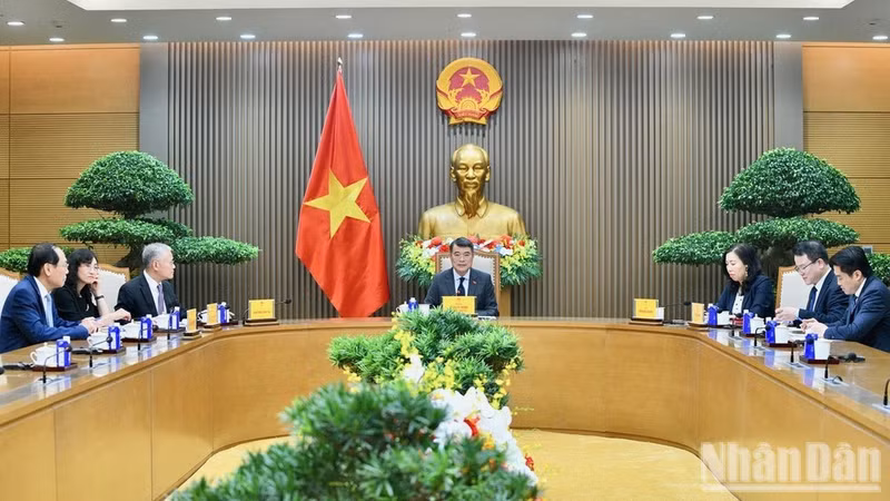 Prime Minister Le Minh Hung (centre) holds high-level phone talks with his Dutch counterpart Rob Jetten on August 11. (Photo: NDO)