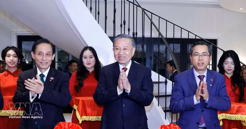 General Secretary of the Communist Party of Viet Nam Central Committee and President To Lam (centre) and delegates cut the ribbon to inaugurate the Viet Nam House in Australia. (Photo: VNA)