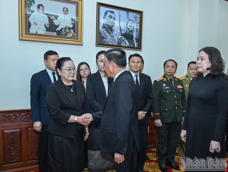 Politburo member and Standing member of the Communist Party of Viet Nam (CPV) Central Committee’s Secretariat Tran Cam Tu (second, right) offers condolences to Lao Ambassador to Viet Nam Khamphao Ernthavanh on August 10. (Photo: NDO)