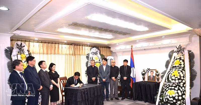 A delegation from the Vietnamese Embassy in the Republic of Korea pays tribute to Xaysomphone Phomvihane, Politburo member of the Lao People's Revolutionary Party and President of the Lao National Assembly, at the Lao Embassy in Seoul on August 11, 2026 (Photo: VNA)