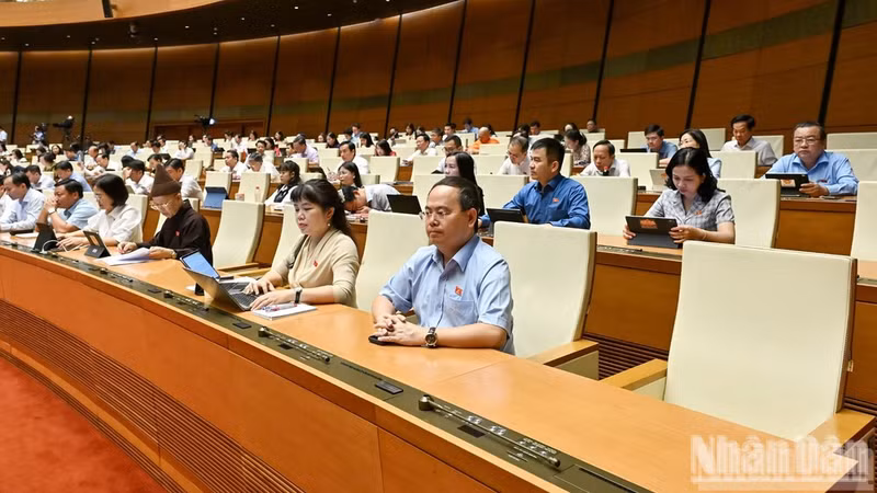National Assembly deputies attend a discussion session in the plenary hall. (Photo: THUY NGUYEN)