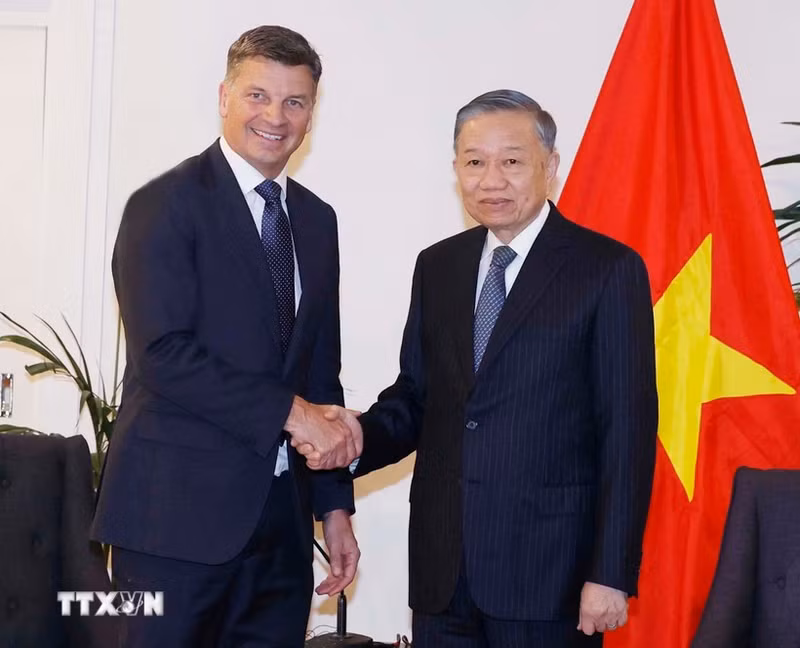 General Secretary of the Communist Party of Viet Nam Central Committee and President To Lam (right) meets with Angus Taylor, leader of the Opposition and leader of the Liberal Party of Australia, on August 11, 2026. (Photo: VNA)