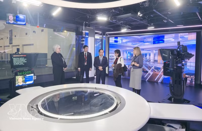 Head of the CPV Central Committee’s Commission for Publicity Trinh Van Quyet tours ABC facility (Photo: VNA)