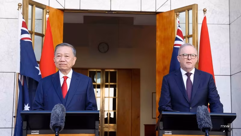 General Secretary of the Communist Party of Viet Nam Central Committee and President To Lam and Australian Prime Minister Anthony Albanese meet the press. (Photo: VNA)