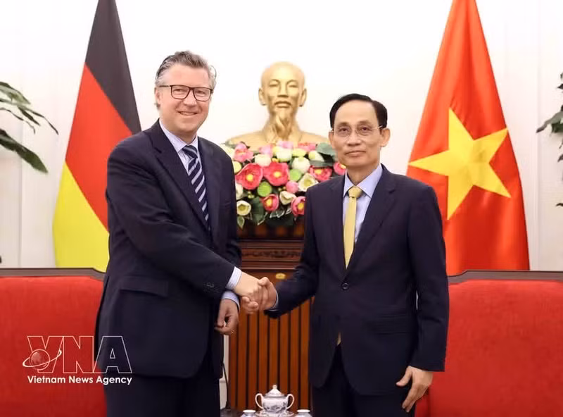 Minister of Foreign Affairs Le Hoai Trung (right) receives State Secretary of the German Federal Foreign Office Geza Andreas von Geyr in Ha Noi on June 11 (Photo: VNA)