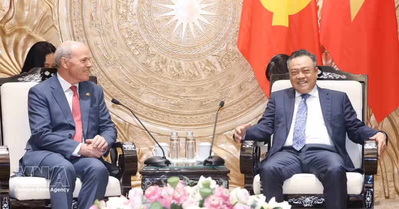 Politburo member, Secretary of the Party Central Committee and Chairman of the committee’s Inspection Commission Tran Sy Thanh (R) receives Canadian Ambassador to Viet Nam Jim Nickel in Ha Noi on June 11. (Photo: VNA)