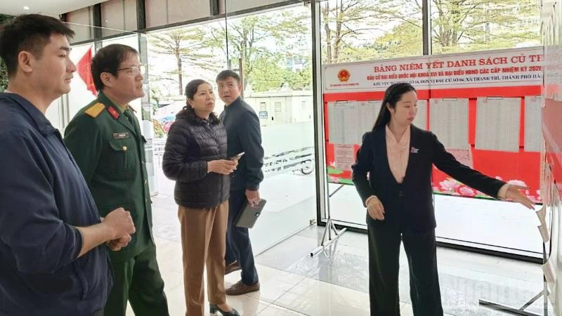 The Thanh Tri commune supervision delegation conducts field inspection at polling locations.