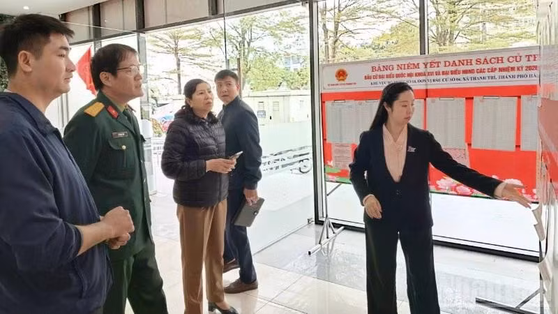 The Thanh Tri commune supervision delegation conducts field inspection at polling locations.