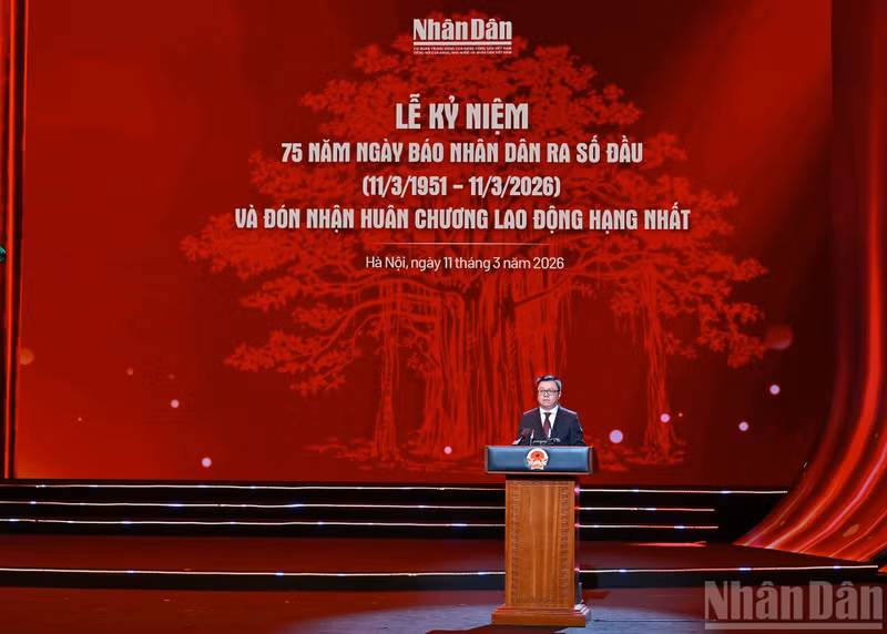 Editor-in-Chief of Nhan Dan Newspaper Le Quoc Minh delivers the speech at the ceremony.